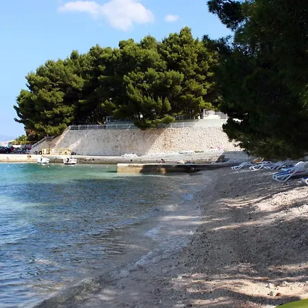 And By The Sea - 6839 Πανσιόν 3*