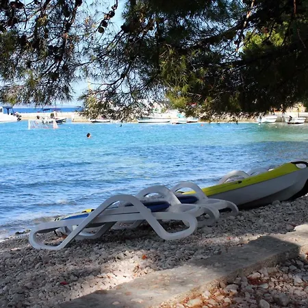 And By The Sea - 6839 Gostinjska kuća 3*